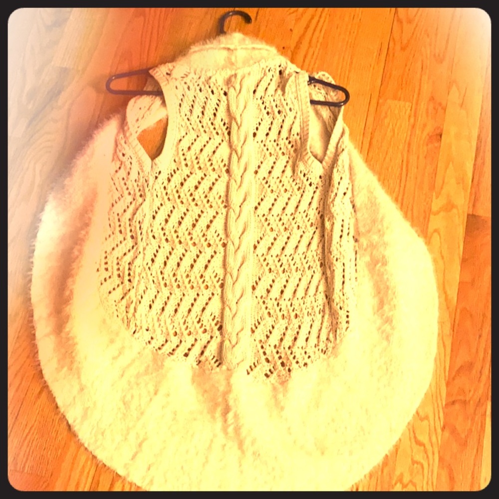 Long sleeveless knitted sweater